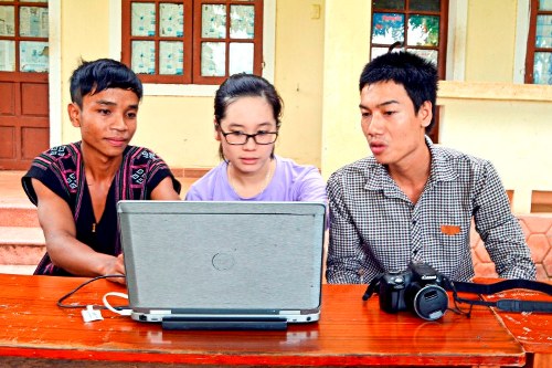 Hồ Văn Thích (ngoài cùng bên trái) cùng bạn bè tìm hiểu thông tin trên mạng internet  